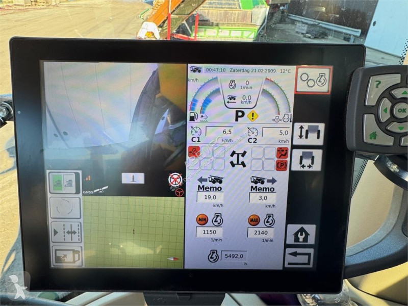 Challenger Rogator 645D spraying