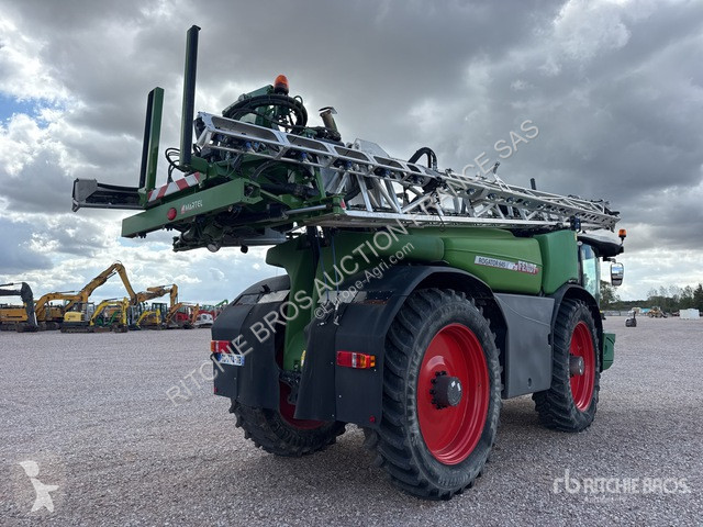Fendt  Rogator 645 spraying