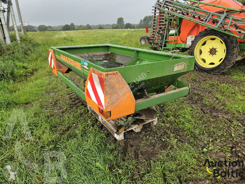 Amazone ZA-M 1001 spraying