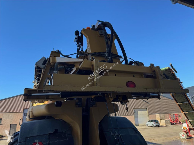 Challenger Rogator 645D spraying