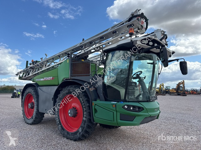 Fendt  Rogator 645 spraying