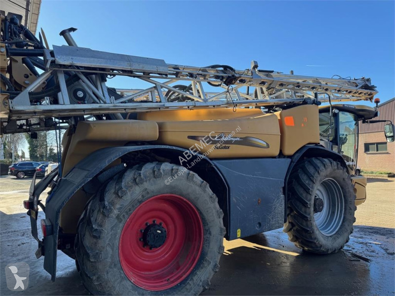 Challenger Rogator 645D spraying