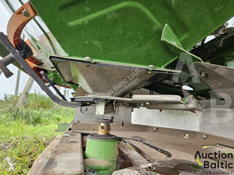 Amazone ZA-M 1001 spraying