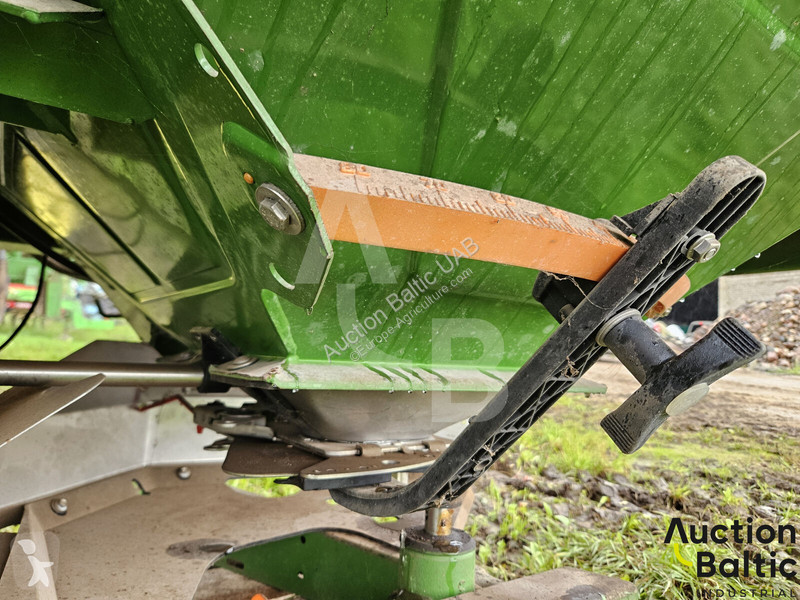 Amazone ZA-M 1001 spraying