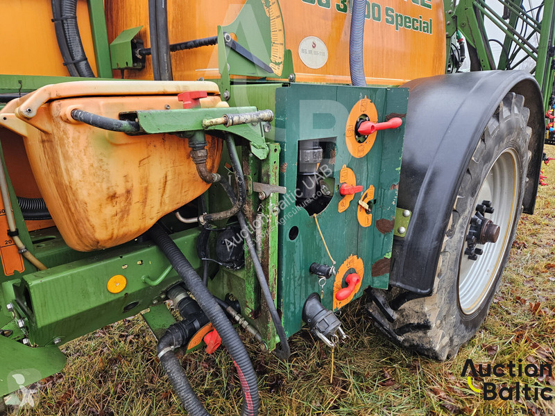 Amazone UG 3000 spraying