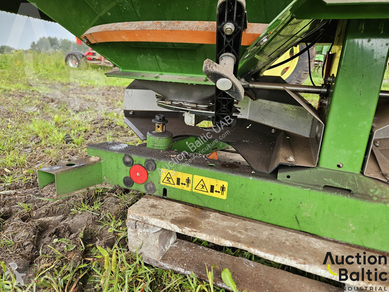 Amazone ZA-M 1001 spraying
