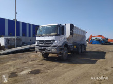 Épandeur à fumier MERCEDES-BENZ 2633 CON ESPARCIDOR DE CAL MARCA RABAU