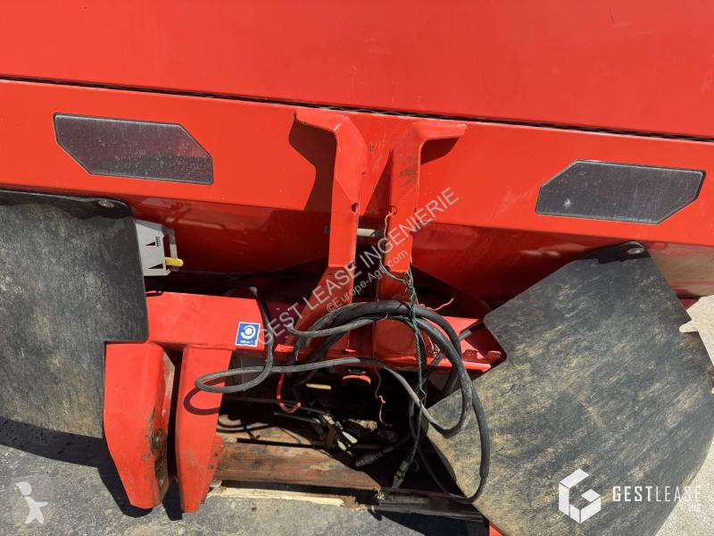 Kuhn  AXIS 40.1 crop dusting