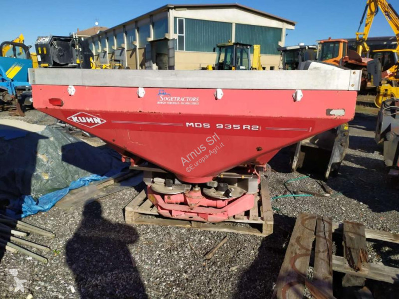 Kuhn MDS 935 crop dusting