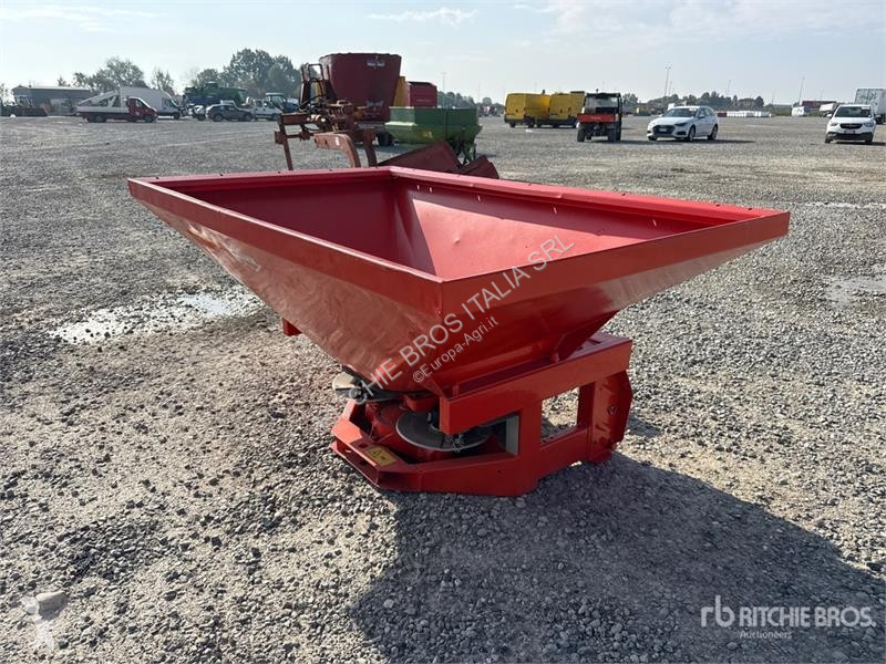 Розкидання /розливання добрив Kuhn MDS701...