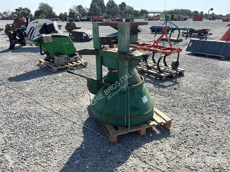 Розкидання /розливання добрив  Manure Spreader