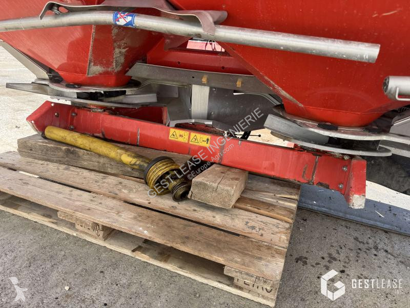 Kuhn  AXIS 40.1 crop dusting