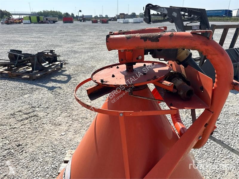 Розкидання /розливання добрив  Manure Spreader