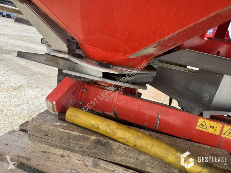 Kuhn  AXIS 40.1 crop dusting