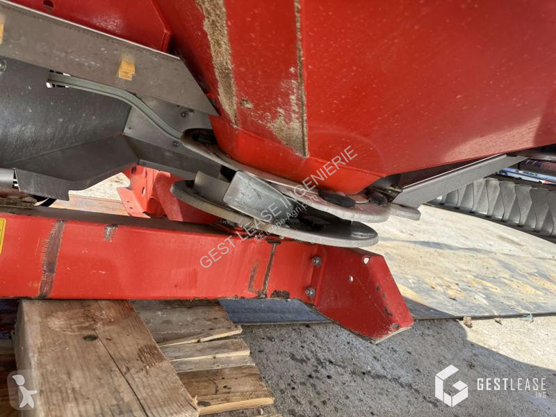 Kuhn  AXIS 40.1 crop dusting