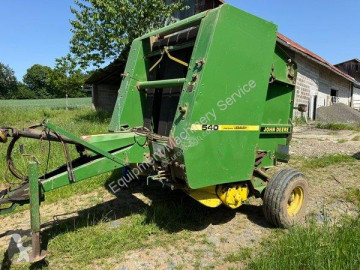 Presse à balles rondes à chambre variable John Deere