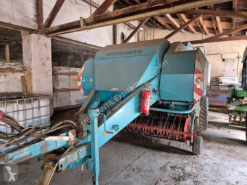 Presse à balles carrées moyenne densité Fortschritt