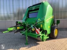 Presse à balles rondes John Deere V451M