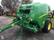 Kosenie lúk a sušenie sena Lis na okrúhle balíky John Deere F441M