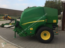 Kosenie lúk a sušenie sena Lis na okrúhle balíky John Deere F440 R