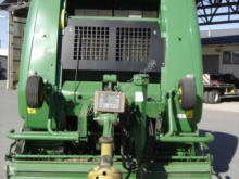 Kosenie lúk a sušenie sena Lis na okrúhle balíky John Deere 854 Premium