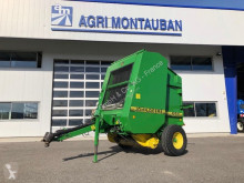 Kosenie lúk a sušenie sena Lis na okrúhle balíky John Deere