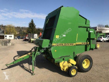 Kosenie lúk a sušenie sena Lis na okrúhle balíky John Deere 590