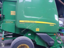 Kosenie lúk a sušenie sena Lis na okrúhle balíky John Deere
