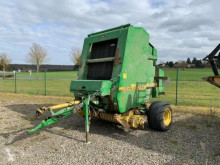 Kosenie lúk a sušenie sena Lis na okrúhle balíky John Deere