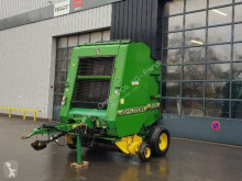 Kosenie lúk a sušenie sena Lis na okrúhle balíky John Deere
