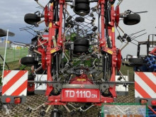 Kosenie lúk a sušenie sena Obracač Massey Ferguson td 1110 dn