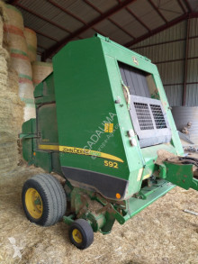 Presse à balles rondes John Deere 592