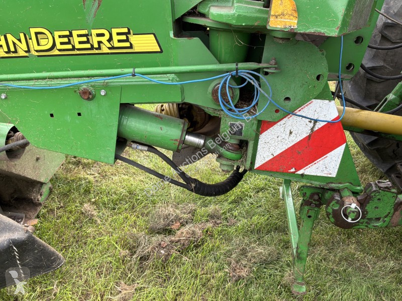 Fenaison John Deere 331