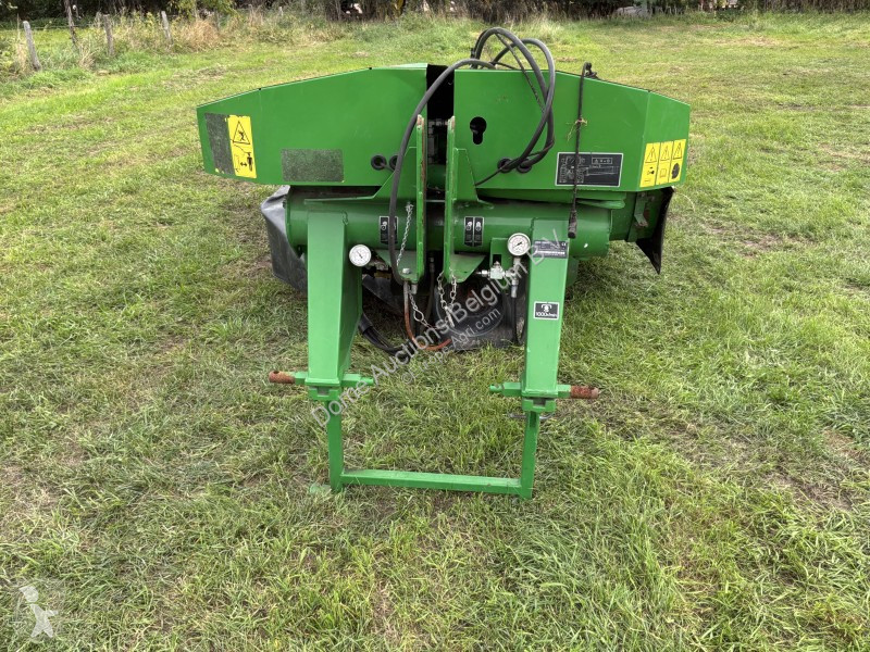 Fenaison John Deere 331