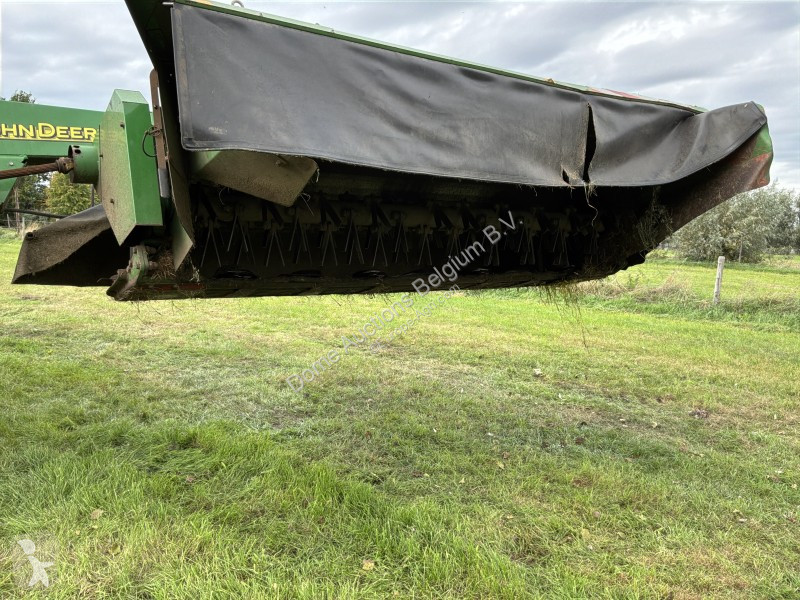 Fenaison John Deere 331
