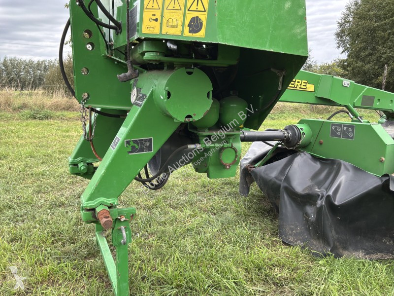Fenaison John Deere 331