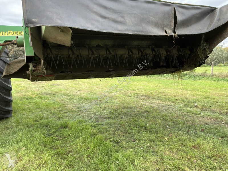 Fenaison John Deere 331