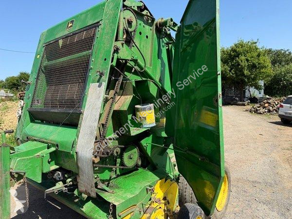 John Deere  580 haymaking