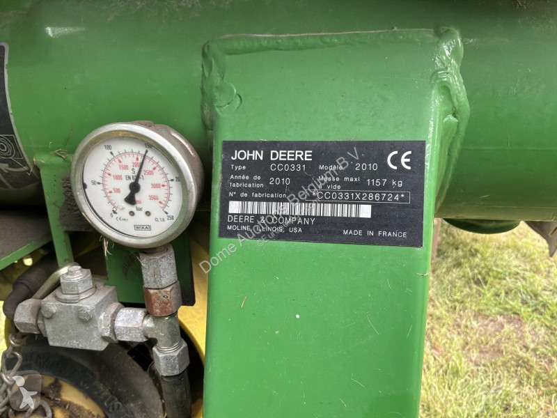 Fenaison John Deere 331