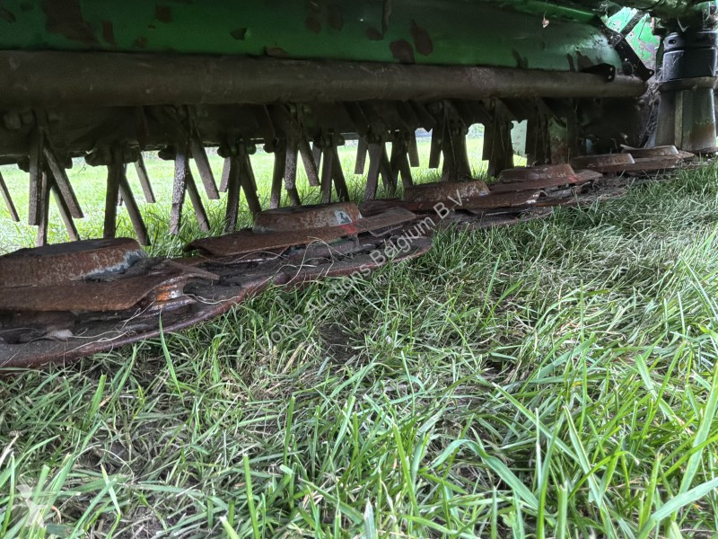 Fenaison John Deere 331