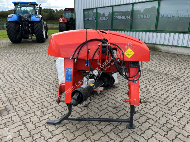 Szénakaszálás Kuhn 4411 FF