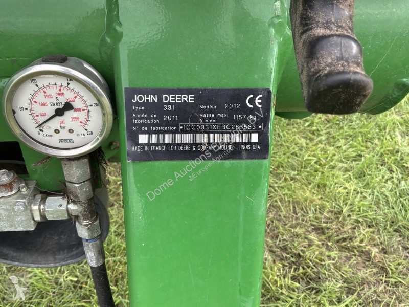Fenaison John Deere 331