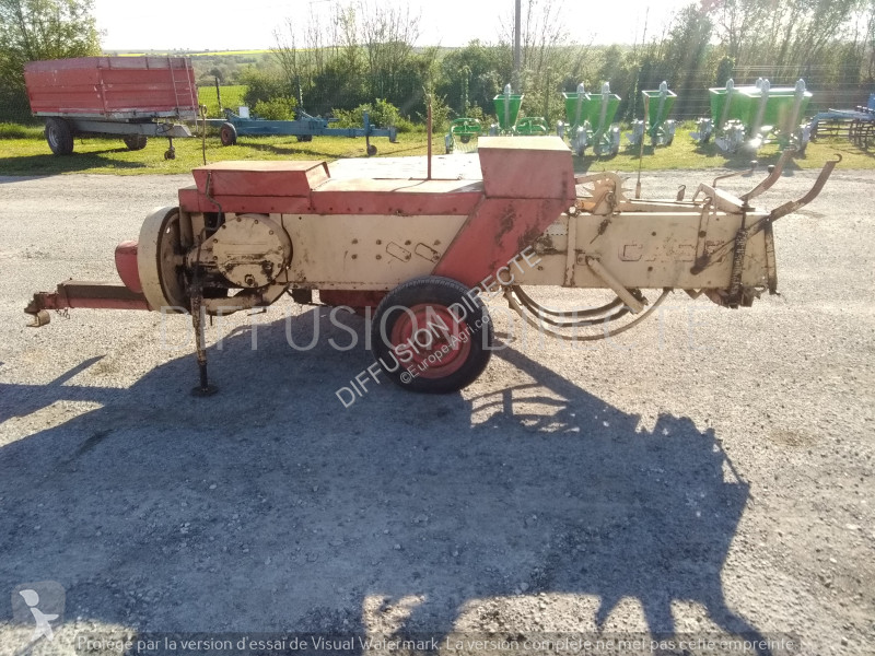Case PRESSE MOYENNE DENSITE F 220 haymaking