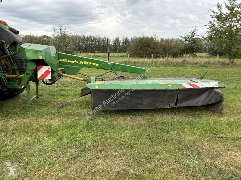 Fenaison John Deere 331