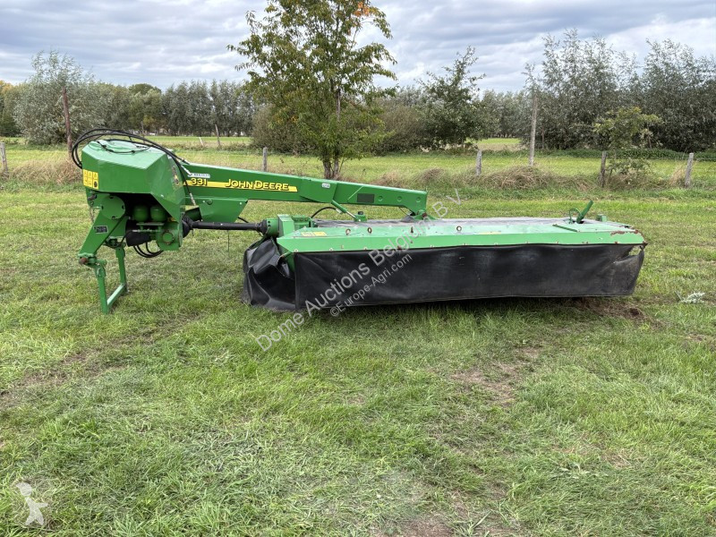 Fenaison John Deere 331