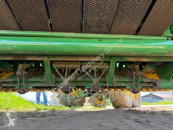 John Deere  580 haymaking