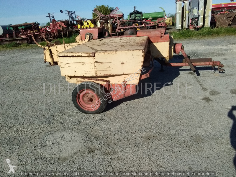 Case PRESSE MOYENNE DENSITE F 220 haymaking