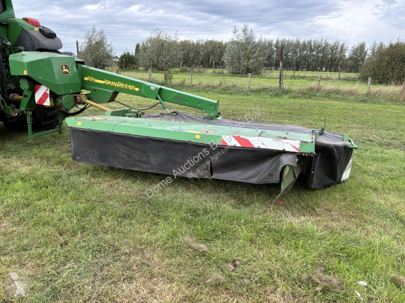 Fenaison John Deere 331