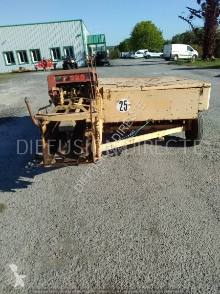 Case PRESSE MOYENNE DENSITE F 220 haymaking