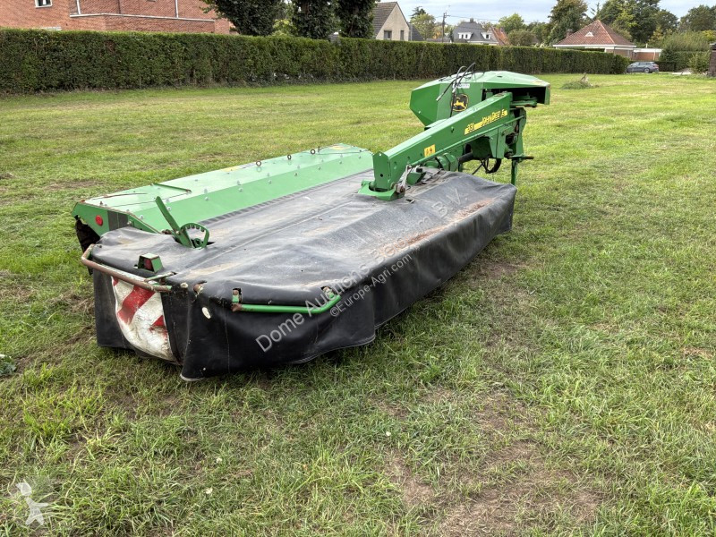 Fenaison John Deere 331